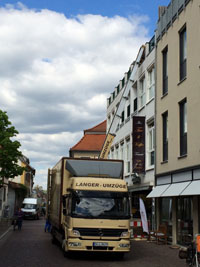 ... kann ein Außenaufzug auch in eine verkehrsberuhigtem Bereich eingesetzt werden. Dank einer extra beantragte Aufstellgenehmigung.