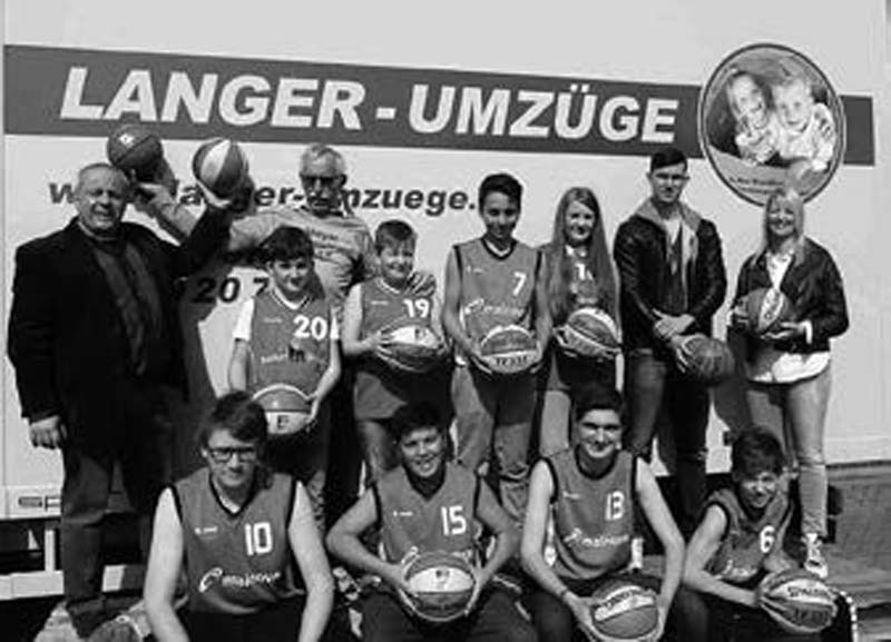 Mit neuen Bällen in die kommende Saison HERZLICHEN DANK sagen die Dieburg Blues für die großzügige Ballspende der Firma Langer Umzüge aus Dieburg in Turnecho 01/2015